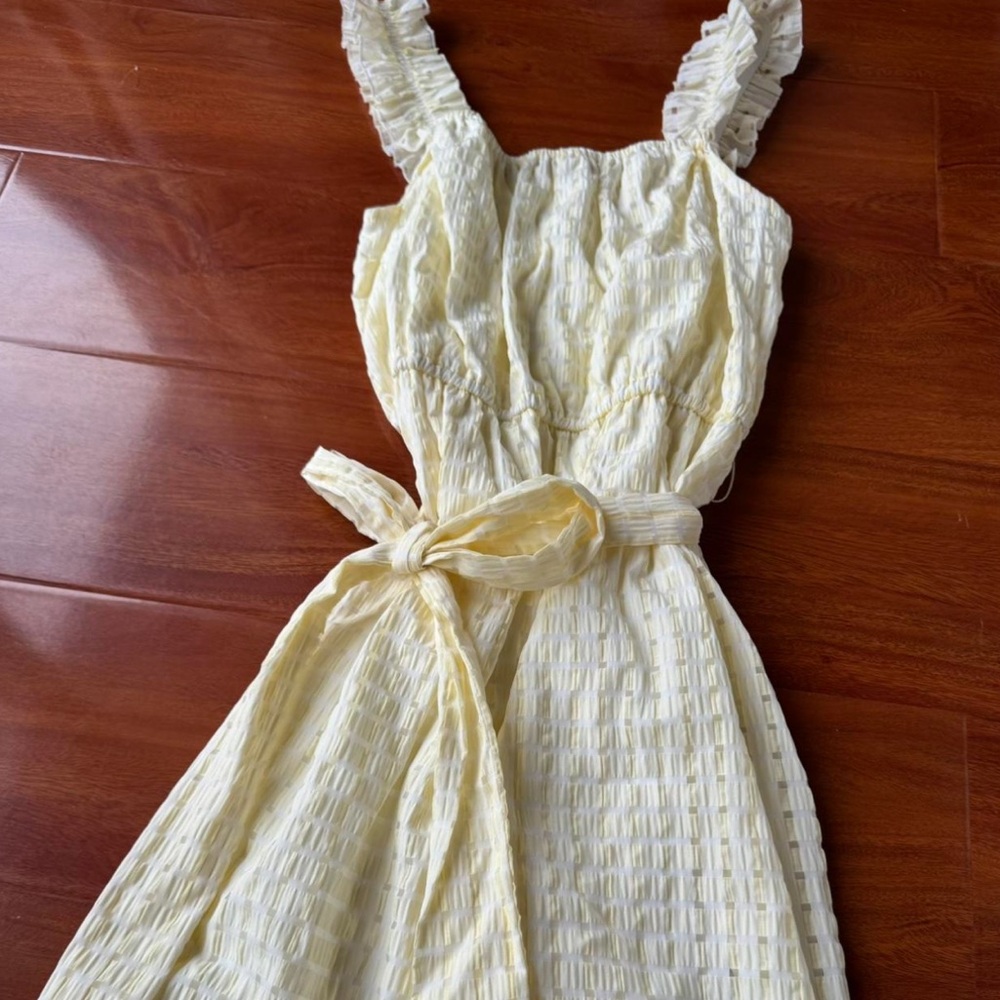 Baby Yellow and white summer dress with tie waist that you can tie in a bow